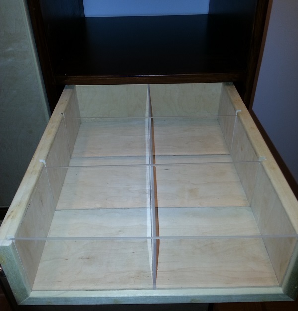 Drawer for small objects divided by plexiglass panels