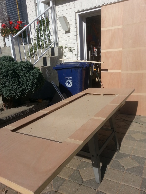 Modifying door for embedding mirror